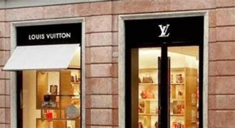 Parigi, sfondano la vetrina di Louis Vuitton con l'auto  